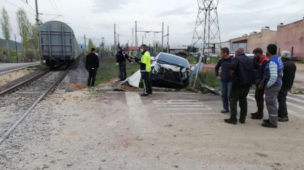 Hemzemin geçitte feci kaza: 5 yaralı