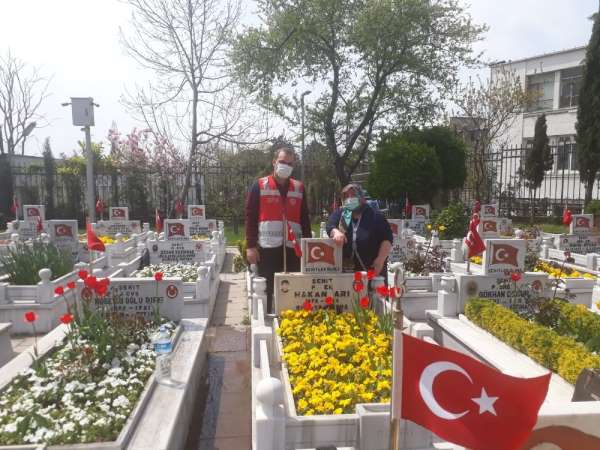 Oğlunu özleyen şehit annesi, kabristana polislerle gitti