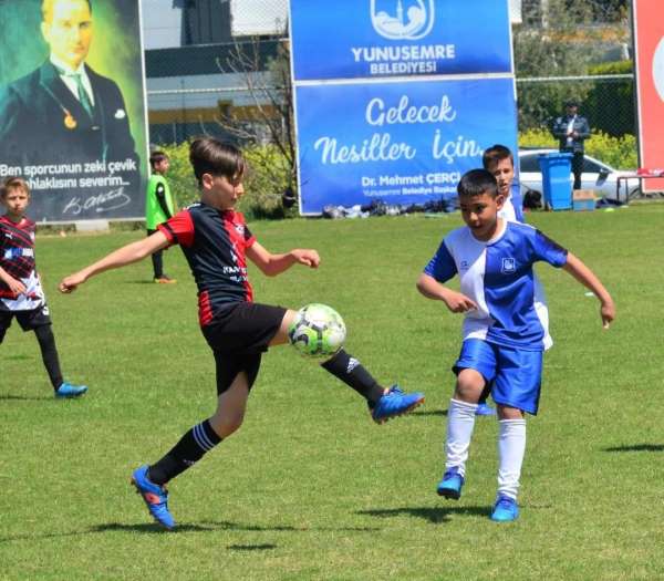 Çocuklar Yunusemre Bahar Futbol Turnuvasında eğlendi