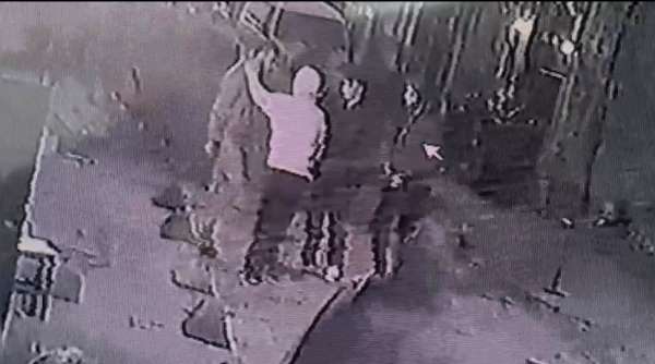 Taksim'de bıçaklı 'çakmak isteme' kavgası kamerada: Darbedip bıçakladılar