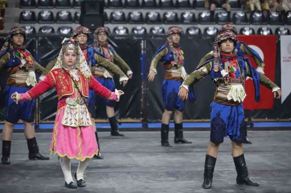 Halk oyunlarında Anadolu'nun renkleri Denizli'de buluşuyor