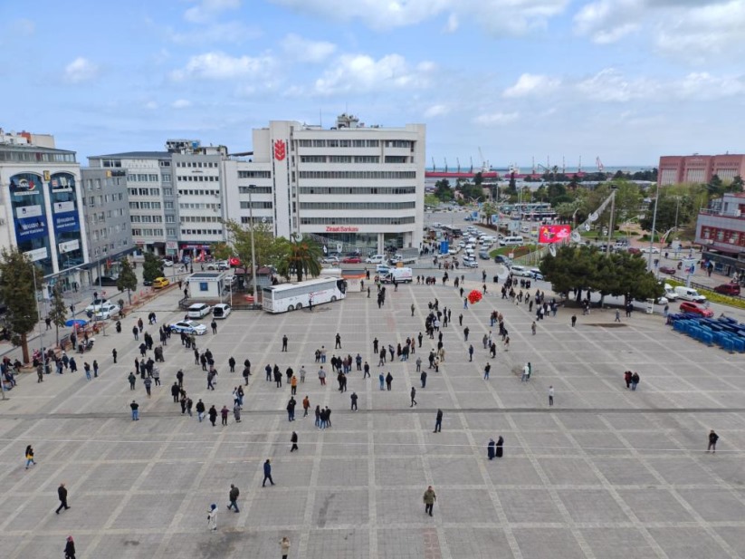 Samsun'da mahalle yolunun yapılmadığı gerekçesiyle meydanda kendini yakmak istedi