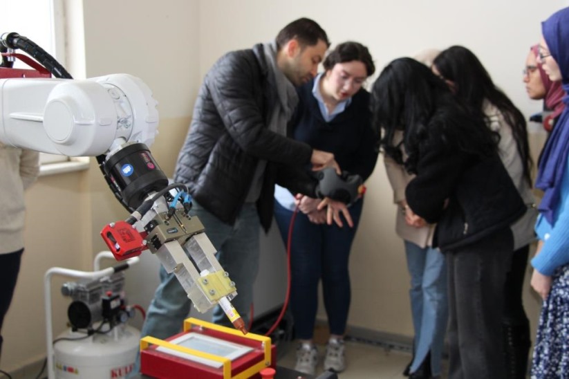 Samsun'da endüstriyel robotlara kadın eli değdi