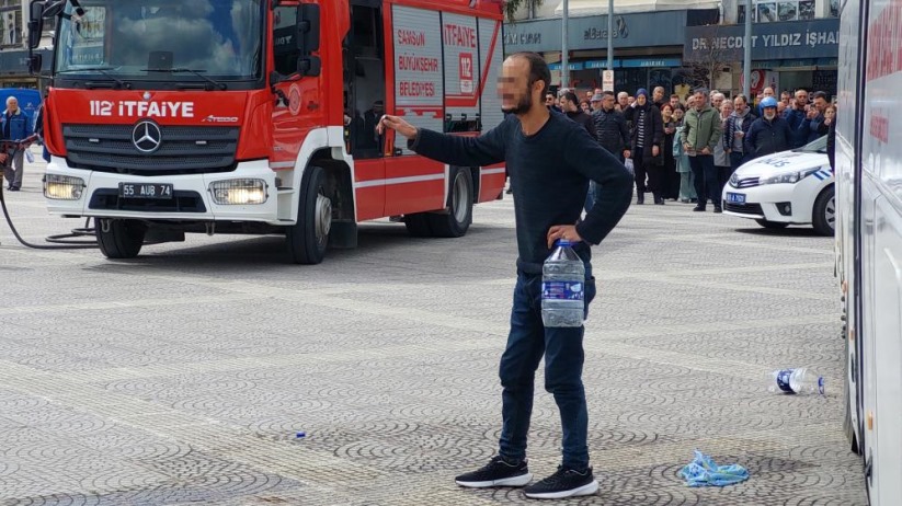 Samsun'da mahalle yolunun yapılmadığı gerekçesiyle meydanda kendini yakmak istedi