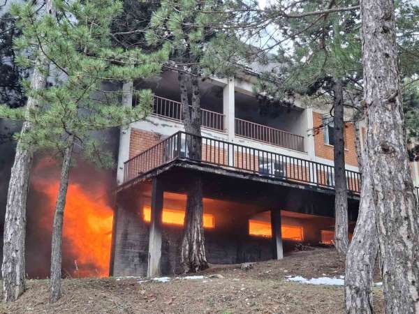 Amasya'da 3 katlı binada çıkan yangın ormana sıçramadan söndürüldü