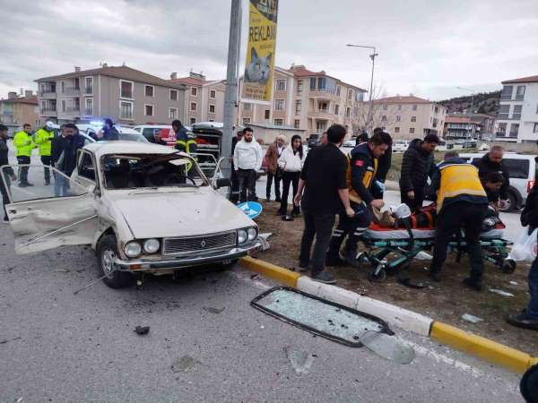 Erzincan'da trafik kazası: 3 yaralı