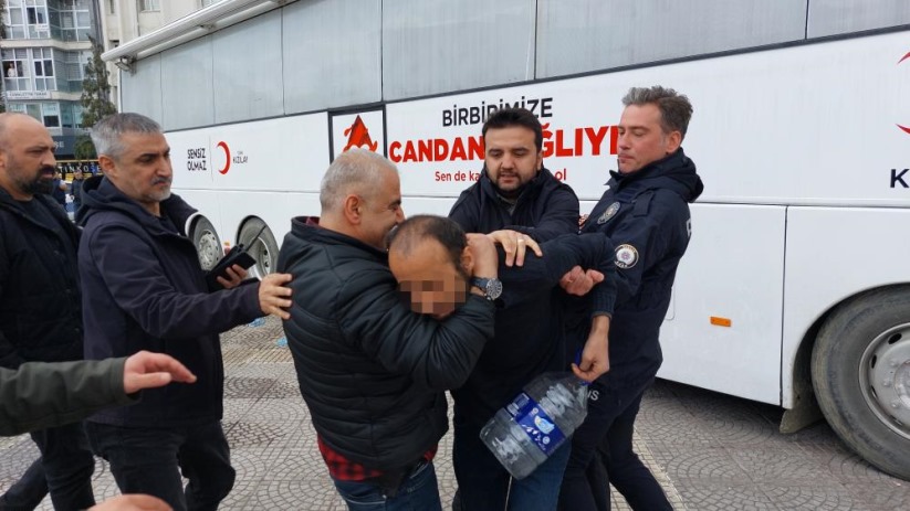 Samsun'da mahalle yolunun yapılmadığı gerekçesiyle meydanda kendini yakmak istedi