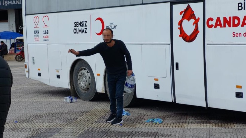 Samsun'da mahalle yolunun yapılmadığı gerekçesiyle meydanda kendini yakmak istedi