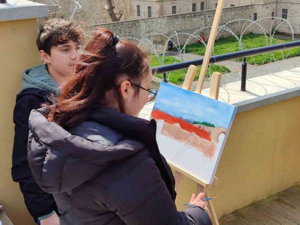 Sinop'ta öğrenciler tarihi yapıları resmetti