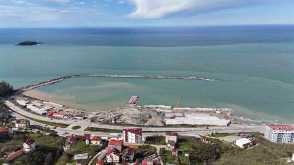 Türkiye'nin en büyük balıkçı barınağının yüzde 85'lik kısmı tamamlandı