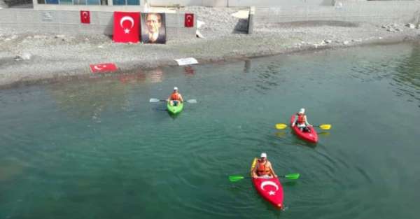 Kanolarla denize açılıp Türk bayrağı açtılar 