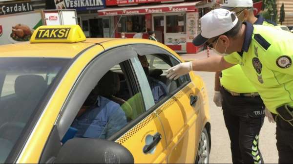 Trafik polisleri taksi şoförlerine maske ve kolonya sordu, hijyen kontrolü yaptı