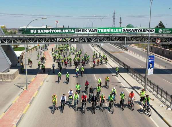 Bini aşkın vatandaş, 'Trafikte Bisikletliyi Fark Et' sloganıyla pedal çevirdi