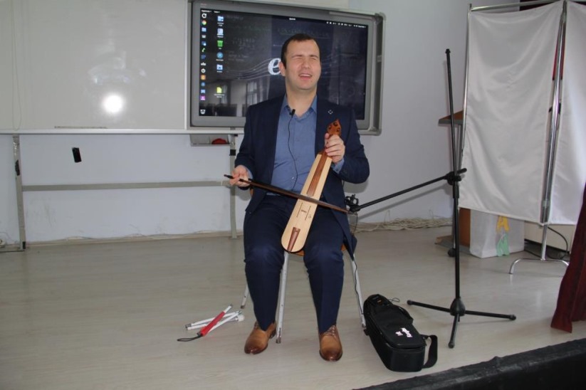 Samsun'da görme engelli müzik öğretmeni azmi ile örnek oluyor
