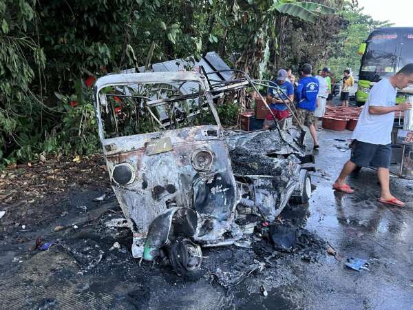 Filipinler'de kamyon, tuk-tuk ve yolcu otobüsü kazasında 5 ölü