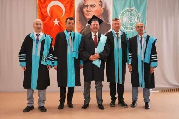 60 yaşında üniversite diploması sahibi oldu