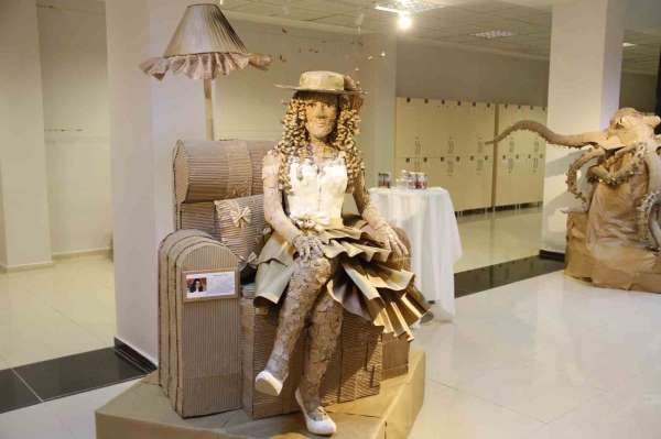 Atık kartonlardan sanat eseri: Üniversitelilerden ilgi çeken sergi