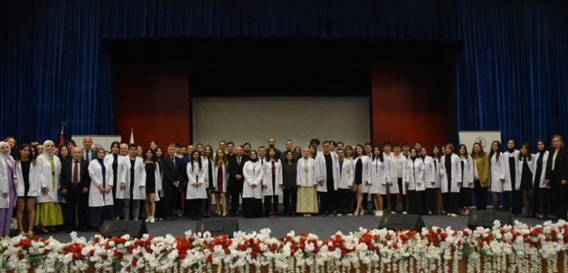 Samsun'da eczacı adayları beyaz önlük giydi