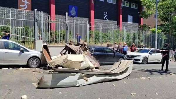 Bağcılar'da bir iş yerinde bulunan buhar kazanı patladı. Olayda 1 kişi yaralanırken, 2 otomobil zarar gördü. O