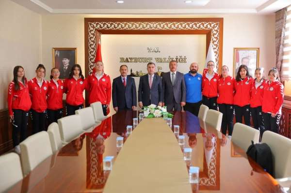 Bayburt'un voleybolcu kızları Vali Eldivan'ı ziyaret etti