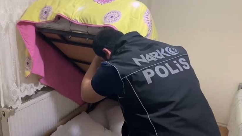 Samsun'da evdeki baza altında 1 kilo 350 gram metamfetamin çıktı 