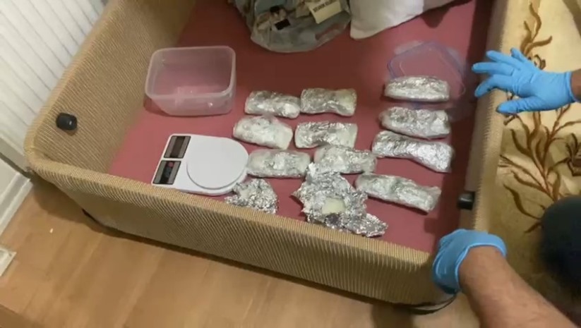 Samsun'da evdeki baza altında 1 kilo 350 gram metamfetamin çıktı 