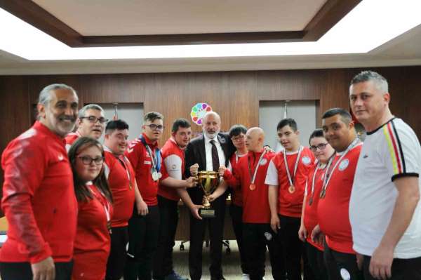 Başkan Çolakbayrakdar: 'Şampiyon çocuklarımızla gurur duyuyorum'
