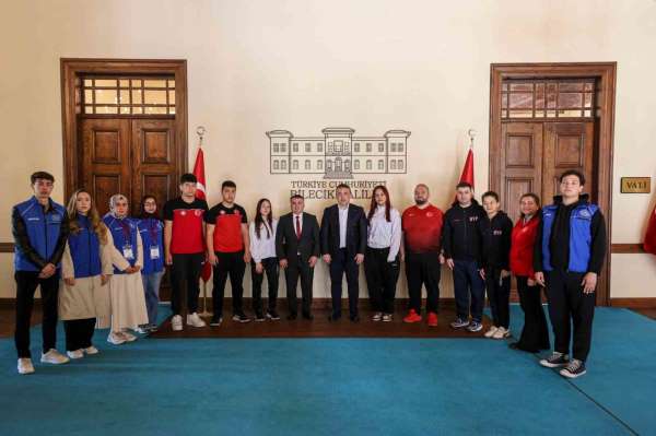 Gençlik Haftası'nda başarılı sporcular Vali Sözer'le buluştu