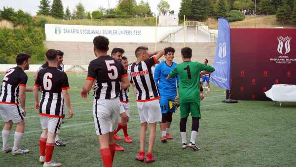 SUBÜ futbol turnuvası tamamlandı: Dereceye giren takımlar kupalarını kaldırdı - Sakarya haber
