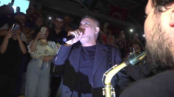 Haluk Levent'ten Amasya'da tribünde konser