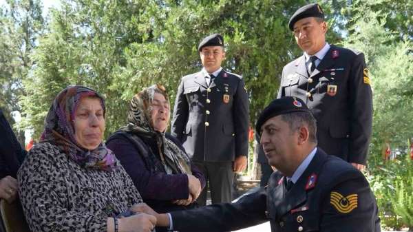 Şehit annesinin gözyaşlarına yürek dayanmadı: Jandarma personeli 'Ben senin oğlunum' diyerek teselli etti