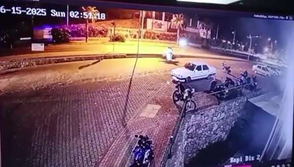 Antalya'da motosikletli gençleri hayattan koparan kaza kamerada
