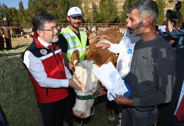 Bakan Yumaklı, Kurban Bayramı'nda 830 bin büyükbaş ve 2,5 milyon küçükbaş hayvan kesildiğini açıkladı