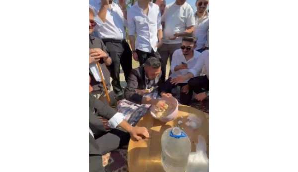 Düğün konvoyunda damada hamur yoğurttular