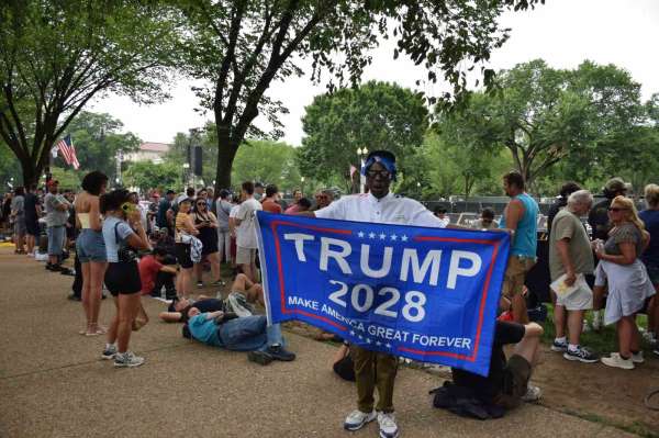 Trump'tan ABD ordusuna övgü, protestoculara gözdağı