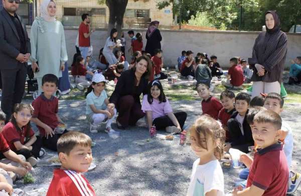Altıntaş İstiklal İlkokulu'nda hayır çarşısı yoğun ilgi gördü