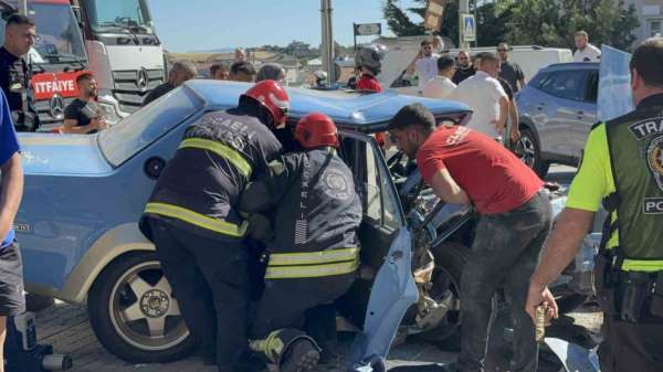 Ardı ardına şerit değiştiren sürücü kaza yaptı: 3 yaralı