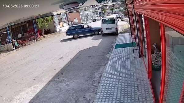 El freni çekilmeyen otomobil hareket edip minibüse çarptı: O anlar kamerada