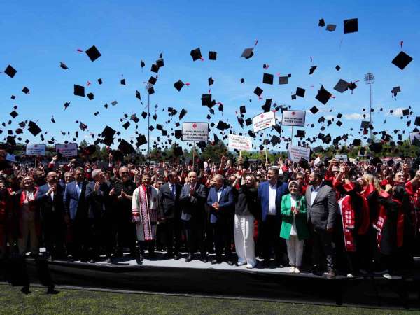 Kastamonu Üniversitesi'nde 4 binden fazla öğrenci mezuniyet coşkusu yaşadı