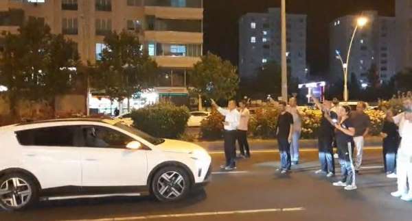 Kazada kaybettikleri yakınları için yolu kısa süreliğine ulaşıma kapattılar