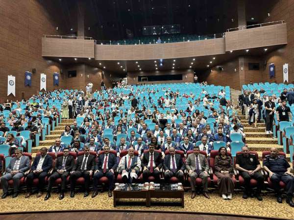 Uşak Üniversitesi mezunlarını mesleki yaşama uğurladı
