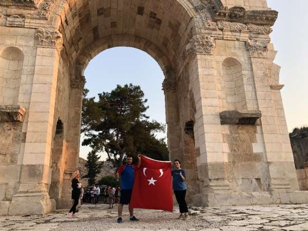 Şehitler anısına Anavarza Kalesi etrafından Türk bayrakları ile koştular 