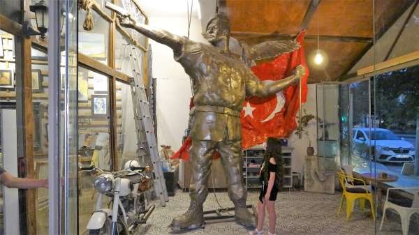 15 Temmuz kahramanı Ömer Halisdemir'in heykeli dikkat çekiyor