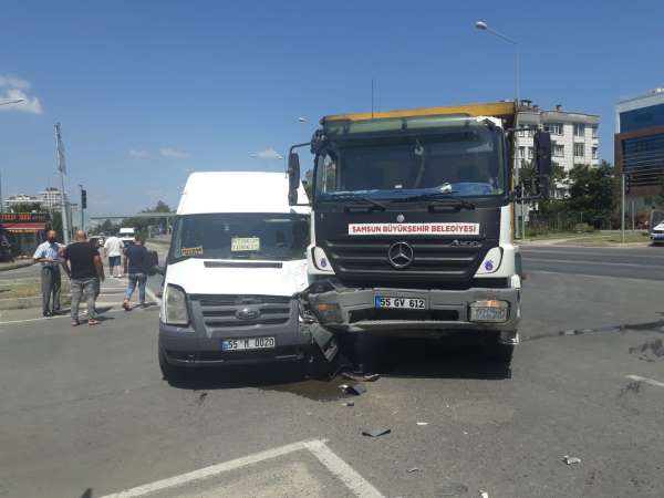 Samsun'da dolmuş minibüs ile kamyon çarpıştı: 2 yaralı