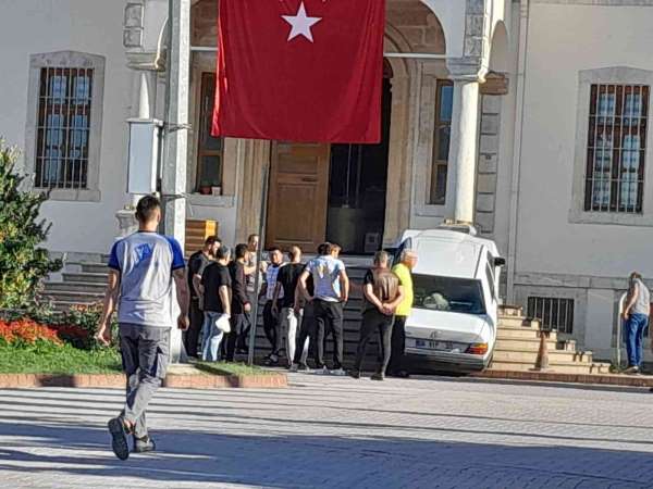Sinop'ta ilginç kaza: Otomobil adliye merdivenlerine çıktı