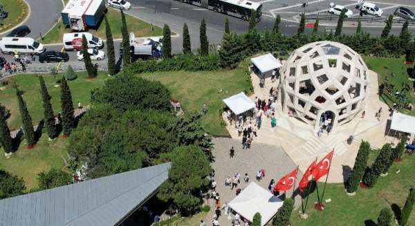 15 Temmuz Şehitler Anıtı'na ziyarete gelenler havadan görüntülendi