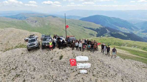 2 bin 610 rakımlı dağın zirvesinde 15 Temmuz şehitlerini andılar