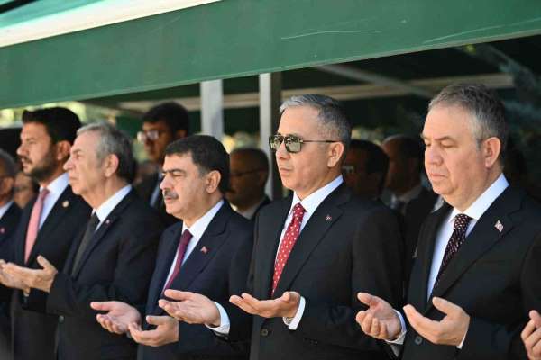 Bakan Yerlikaya'dan 15 Temmuz şehitliğine ziyaret