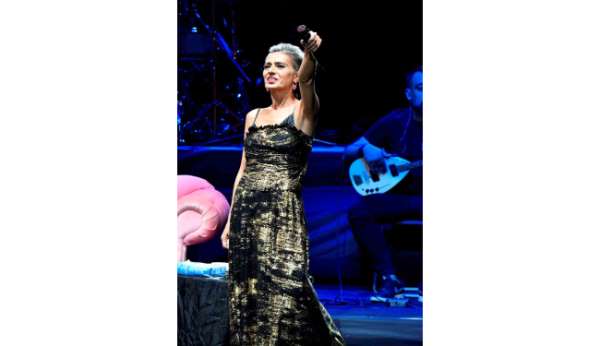 Sahnede Yıldız Tilbe modası