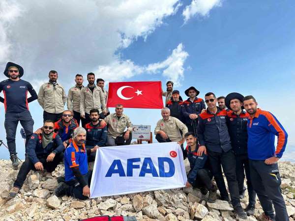 AFAD personeli 15 Temmuz şehitleri için Artos Dağı'na tırmandı